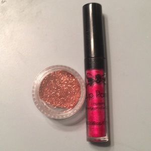 Lip pant with lip glitter
Tattoo junkee